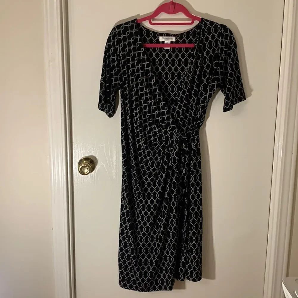 Motherhood Maternity EUC black/white wrap dress Size Small